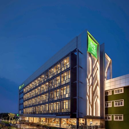 Ibis Styles Jakarta Sunter Экстерьер фото