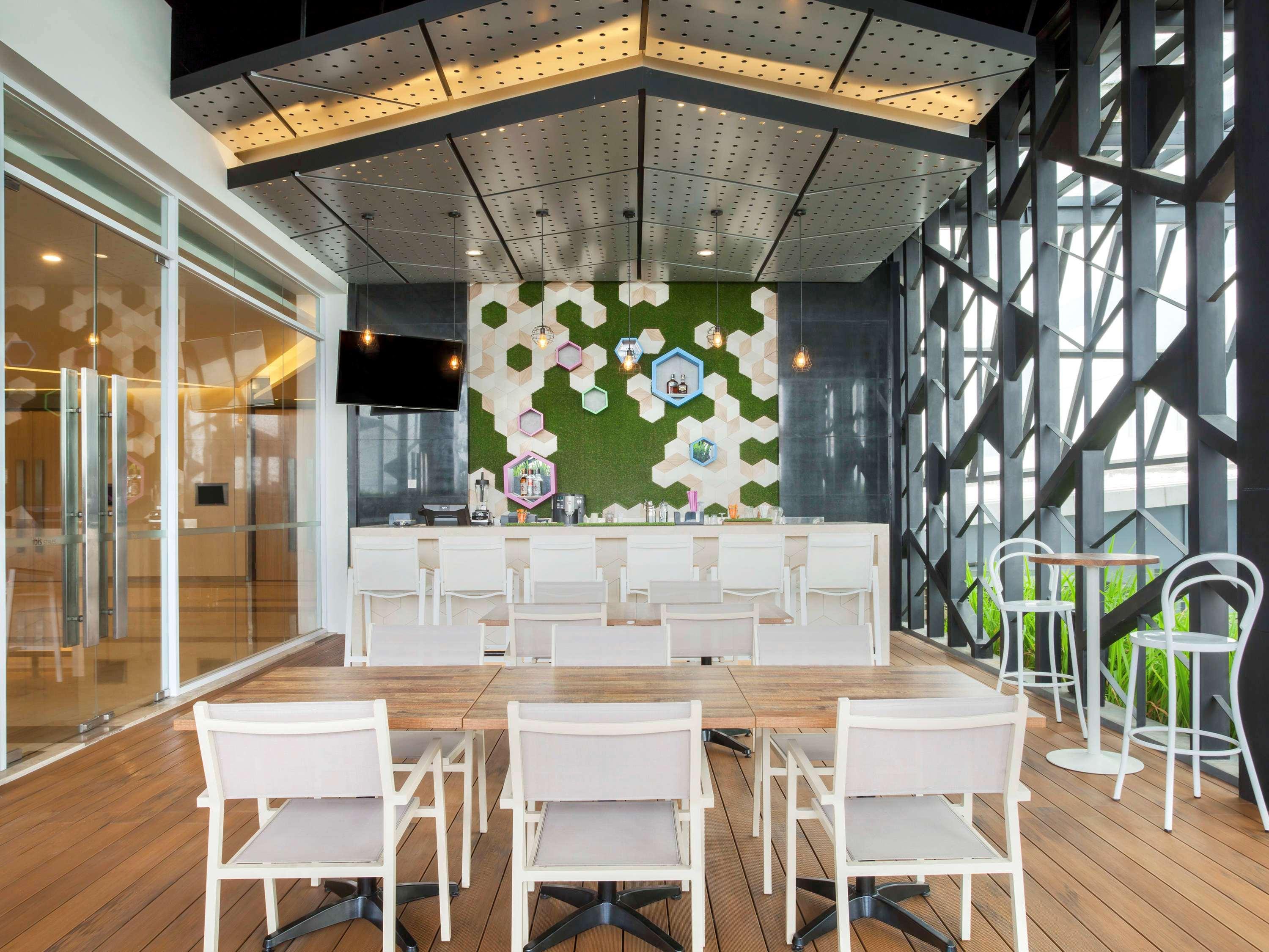 Ibis Styles Jakarta Sunter Экстерьер фото