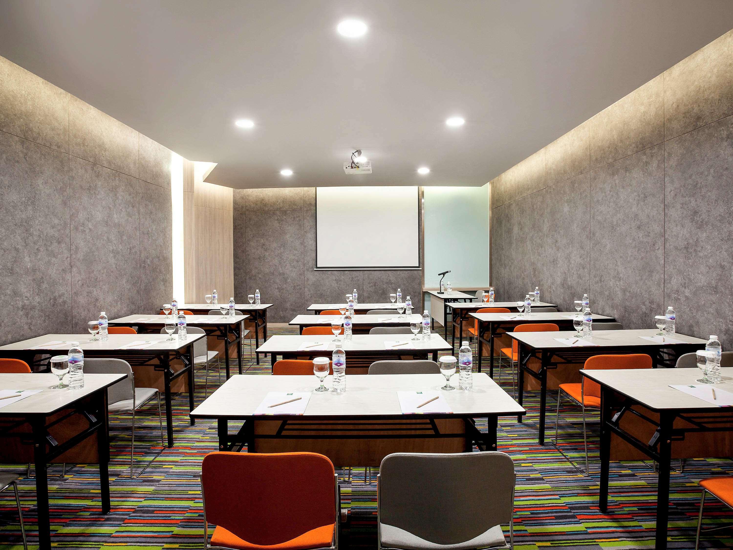 Ibis Styles Jakarta Sunter Экстерьер фото