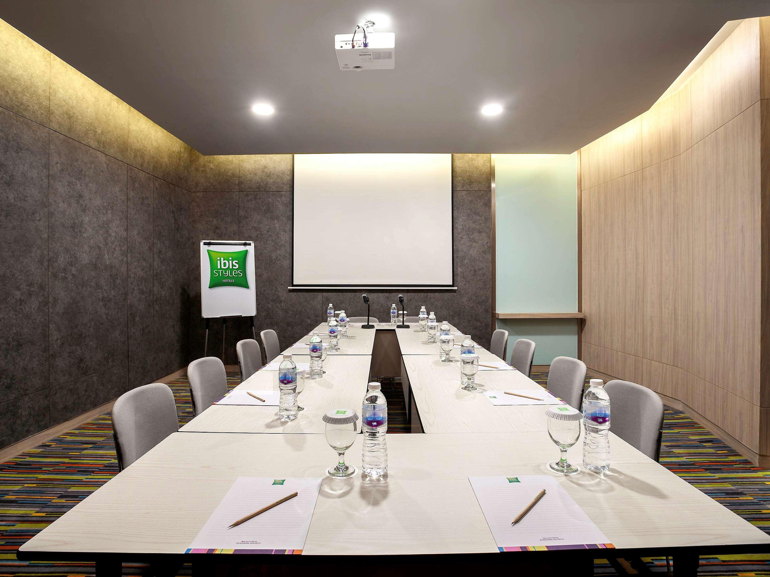 Ibis Styles Jakarta Sunter Экстерьер фото