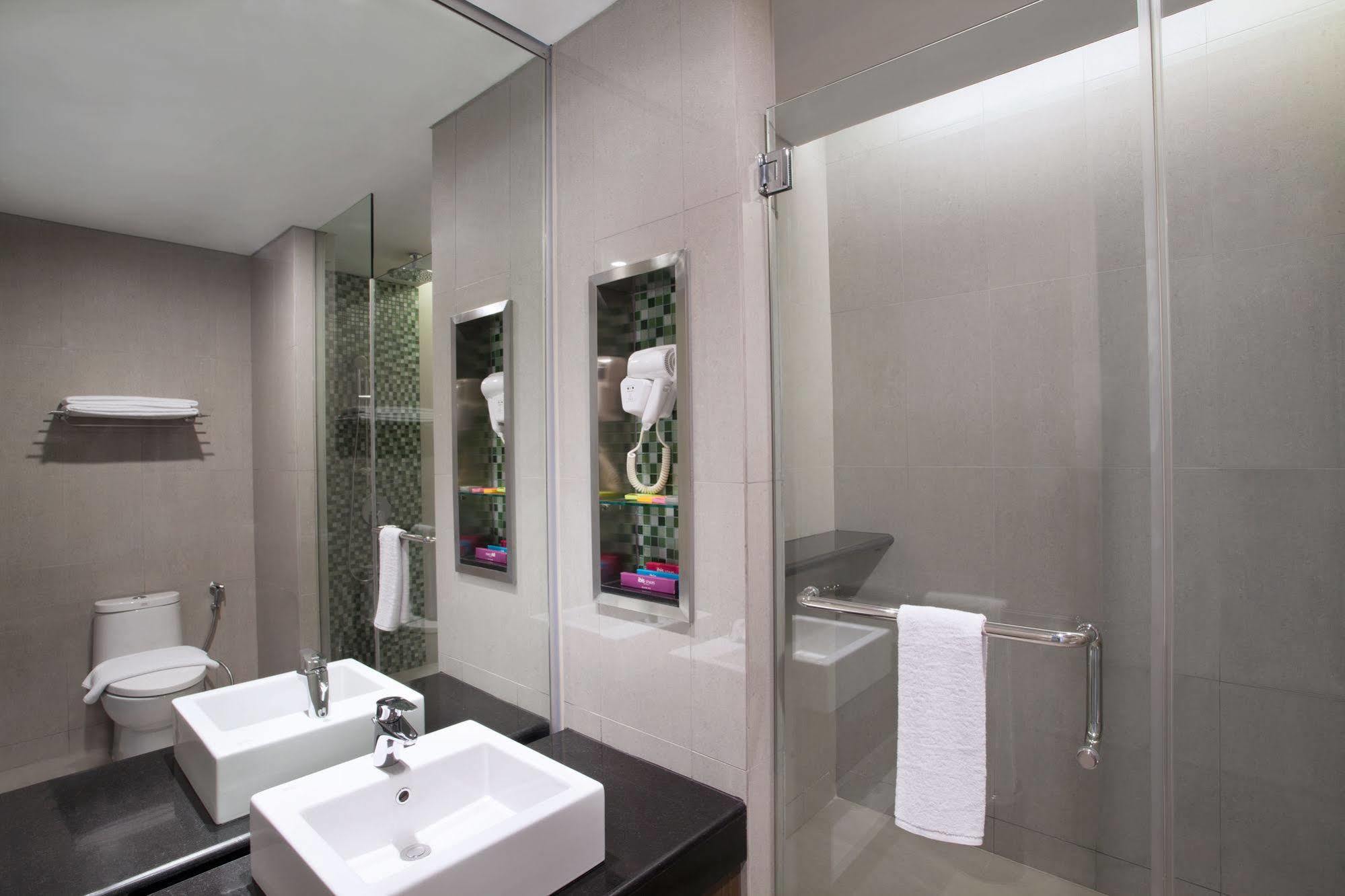 Ibis Styles Jakarta Sunter Экстерьер фото